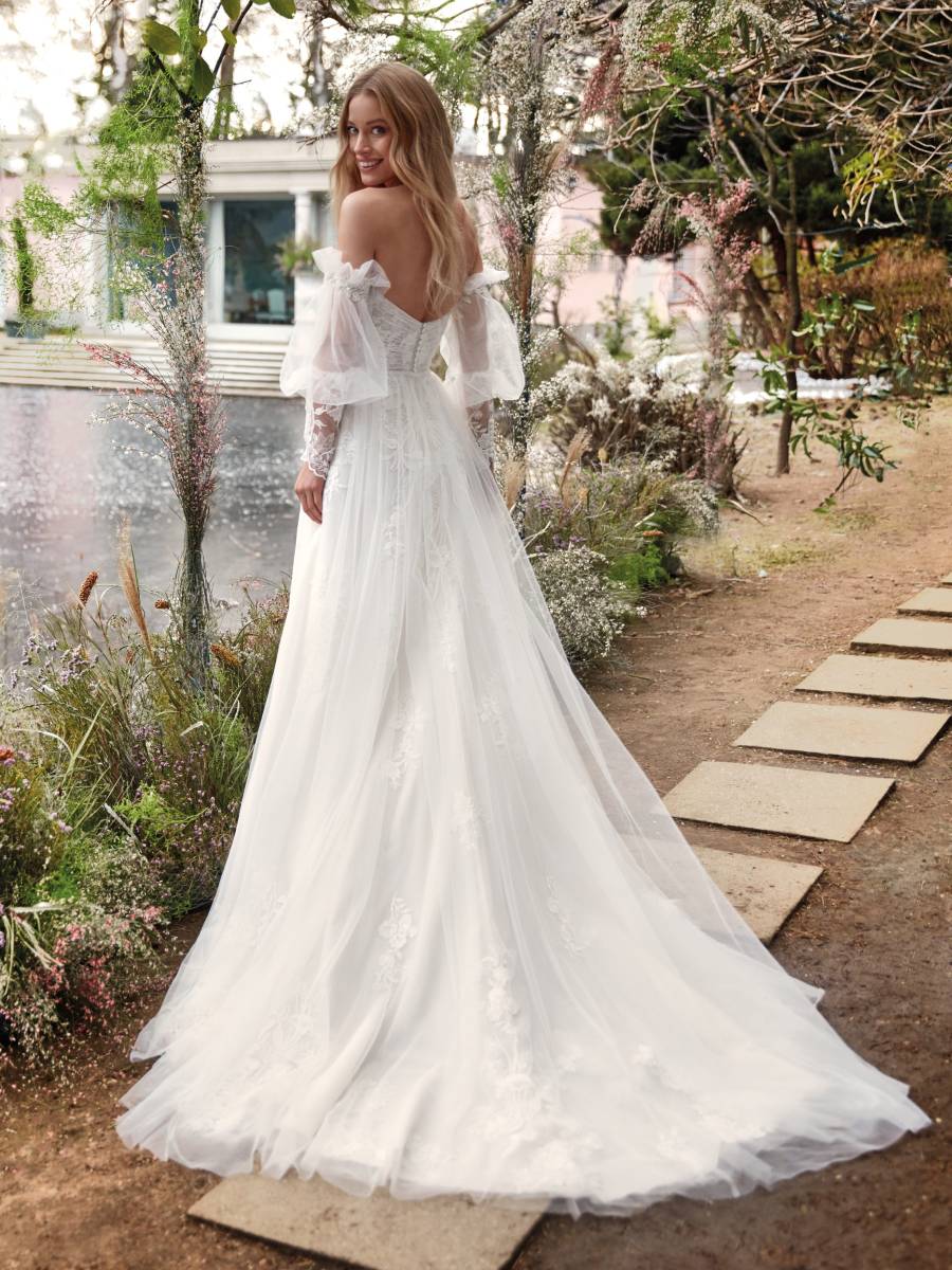 Essayer la robe de mariée forme trapèze de Nicole Milano modèle