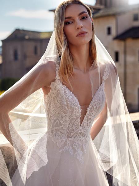 Découvrir la robe de mariée Nola de Nicole Milano une des meilleures vente de cette saison en ventes privées
