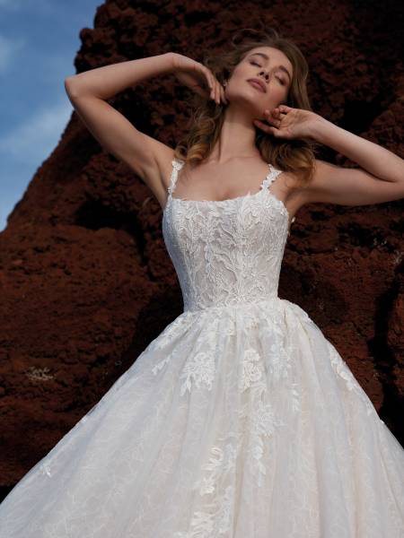 robe de mariée décolleté carré à bretelles forme princesse sur marseille