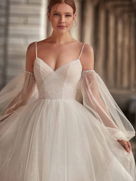 Mariage de princesse en Provence en robe de mariée Nicole Milano modèle Raya en ventes privées dans un château en Provence