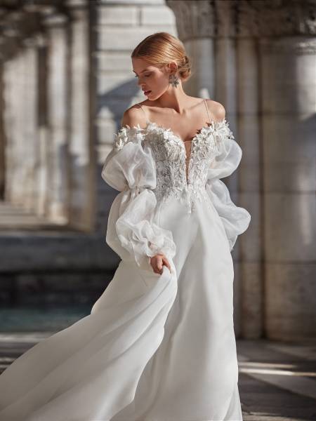Mariage dans le Sud de la France en robe Nicole Milano modèle Turia en ventes privées disponible dans notre boutique de mariée