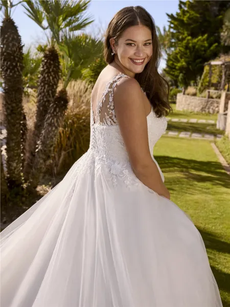 Découvrez nos robes de mariée Grande Taille Ladybird  disponibles et prêtes à essayer !